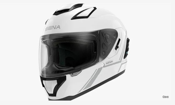 Напоследък марката напредна до производството на цели умни каски и резултатите са впечатляващи. Stryker е скорошно допълнение към гамата каски на Sena. Очаквано, той включва своите водещи в класа бордови комуникации,наред с други функции.

Stryker може да се похвали с мрежова и Bluetooth интерком свързаност, която има обхват от  над 1,5 км. Базираните в САЩ аудио експерти Harmon Kardon предоставят технология за високоговорители и микрофони за първокласно, завладяващо изживяване. Вентилацията е цялостна, със седем  отвора, които ви държат по-хладни, когато козирката против мъгла е свалена. 

Има прибиращ се слънчев щит, което е сравнително често срещана характеристика в днешно време, а също така вградена задна светлина, което е новост. Това обаче ще повлияе на живота на батерията, ако се използва често.

Бутоните за управление на интеркома често са неудобни и са разположени малко по-далеч от задната част на каската. Те са доста изравнени с нейния профил, което може да отнеме известно време.

Цветовете също са ограничени до черно и бяло, което е малко разочароващо. Въпреки това, Sena Stryker е на добра стойност от около $400 за интелигентна каска, която е DOT и ECE-сертифицирана и се предлага готова за каране с ценни функции, които иначе значително биха повишили цената като допълнителни аксесоари.